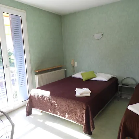 Hotel Les Acacias De Ratabizet 2*